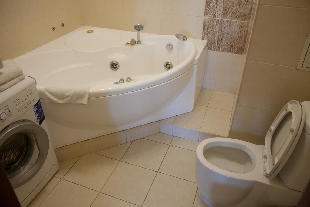 Апартаменты Two Bedroom Apartment with Jacuzzi & Balcony Киев