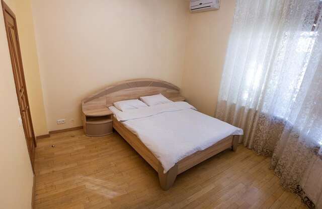 Апартаменты Two Bedroom Apartment with Jacuzzi & Balcony Киев-14