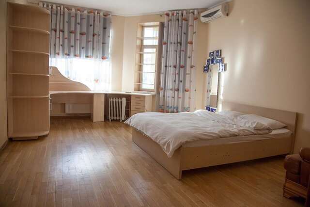 Апартаменты Two Bedroom Apartment with Jacuzzi & Balcony Киев-9